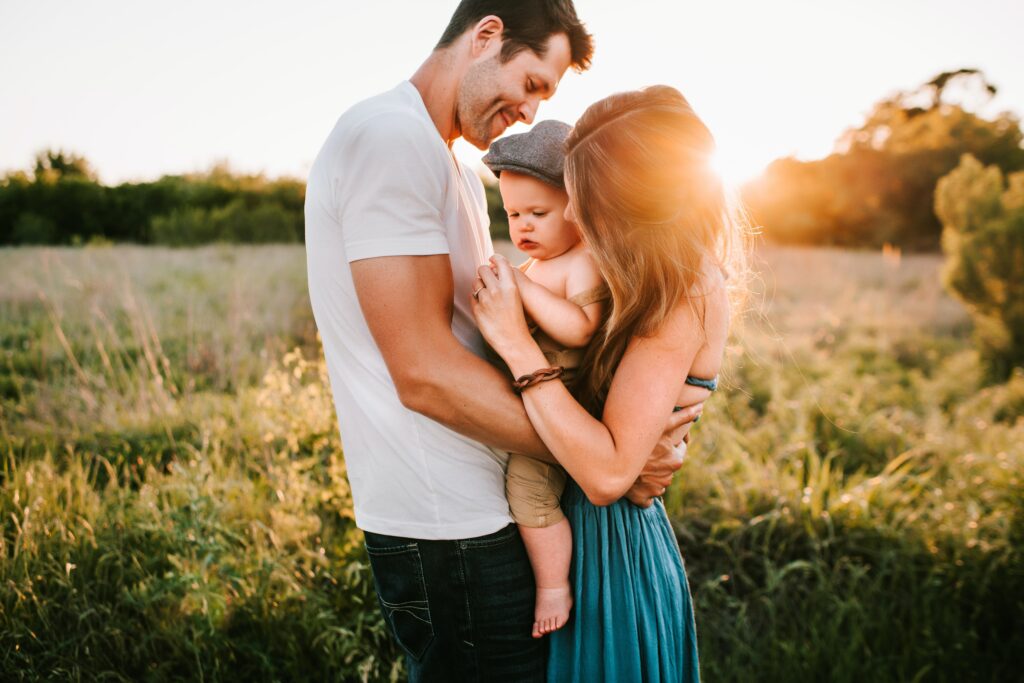 Papá, Mamá e hijo en brazo